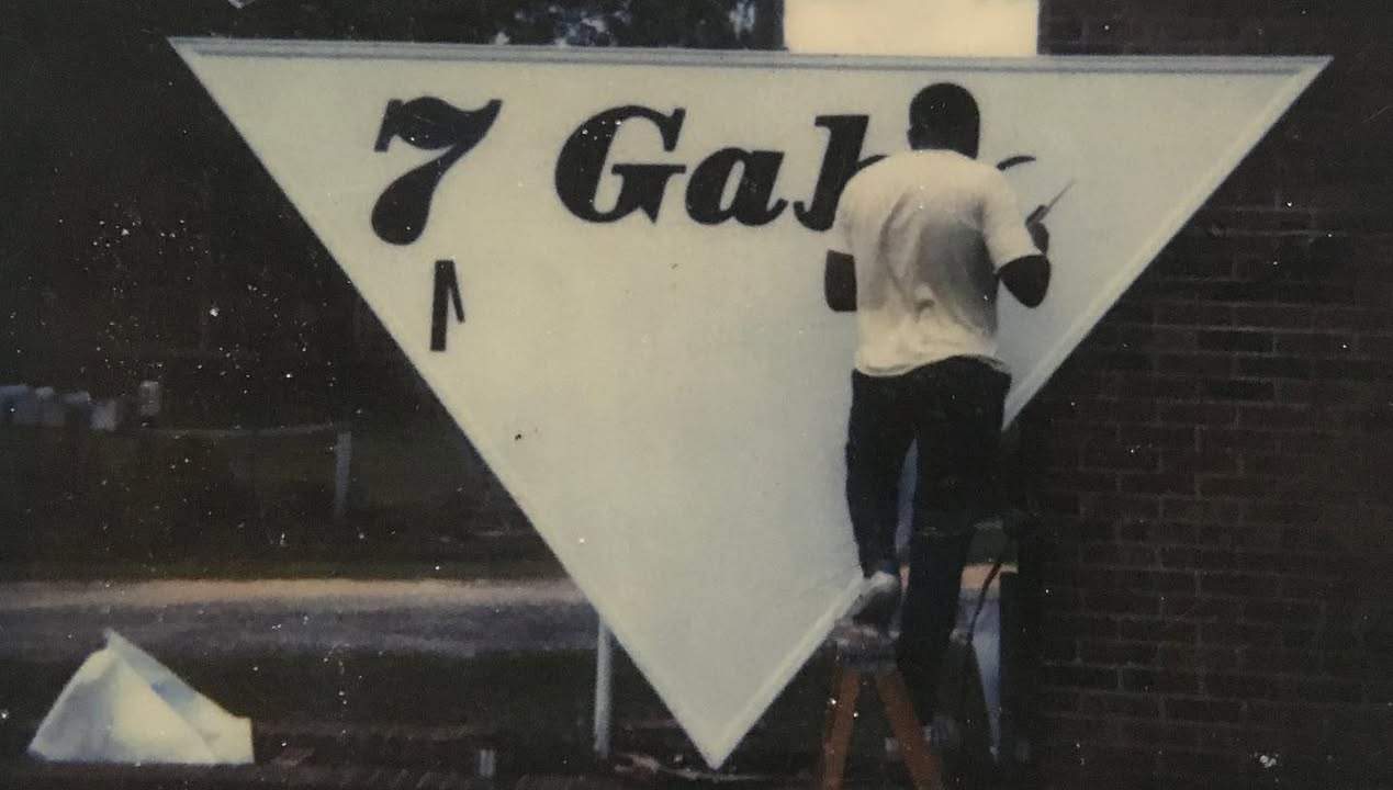 Painting a triangular sign